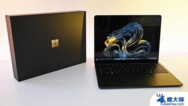 微软Surface Laptop 7 50周年纪念版金色Logo专属壁纸震撼亮相