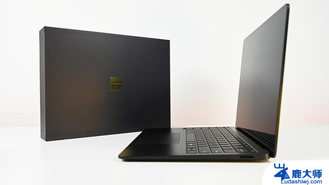 微软Surface Laptop 7 50周年纪念版金色Logo专属壁纸震撼亮相