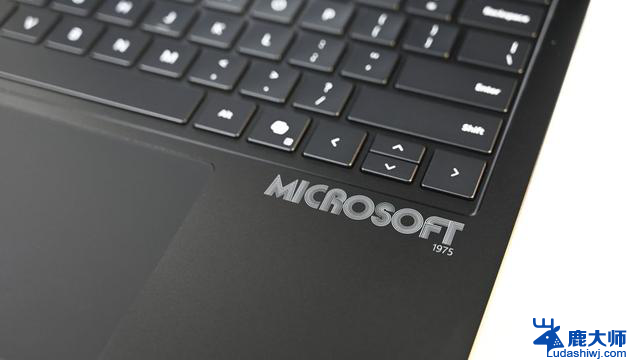 微软Surface Laptop 7 50周年纪念版金色Logo专属壁纸震撼亮相