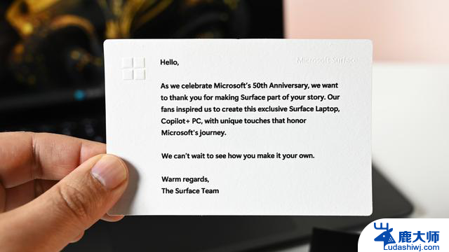 微软Surface Laptop 7 50周年纪念版金色Logo专属壁纸震撼亮相